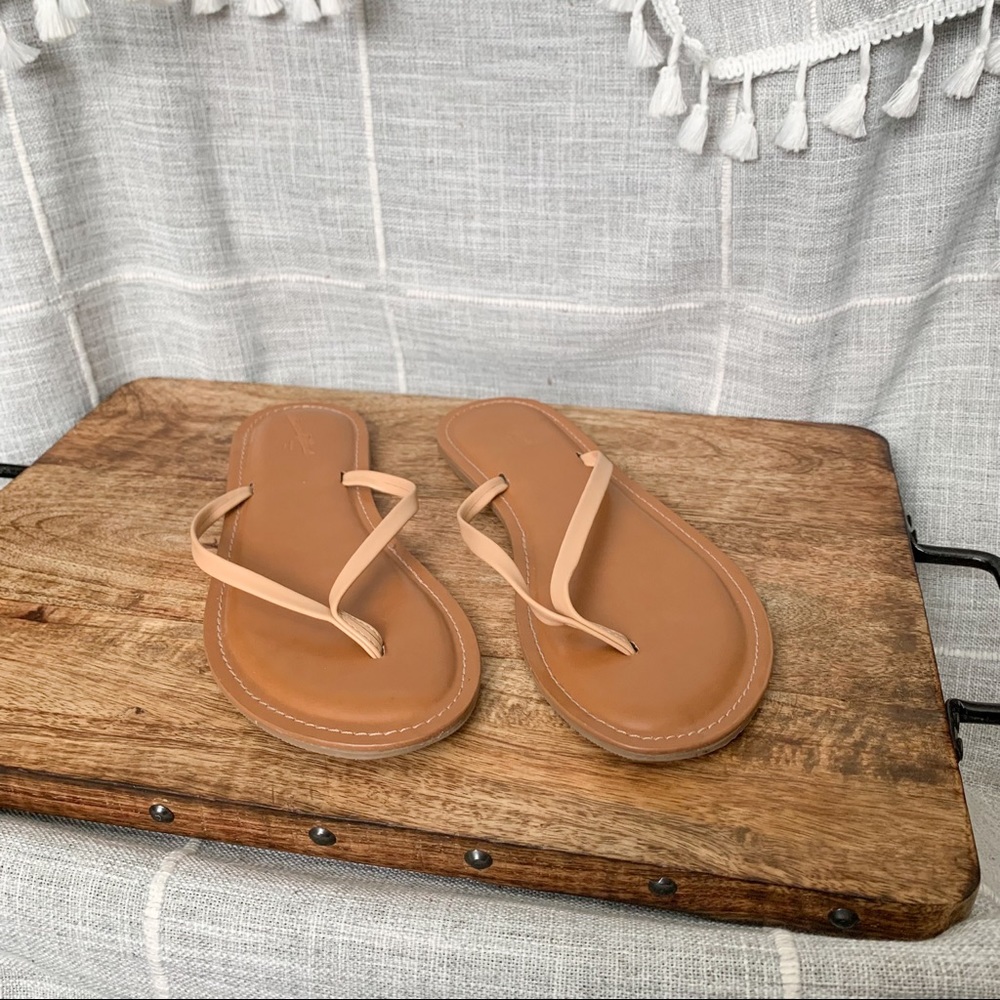 Universal Thread Tan/Nude Flip Flops